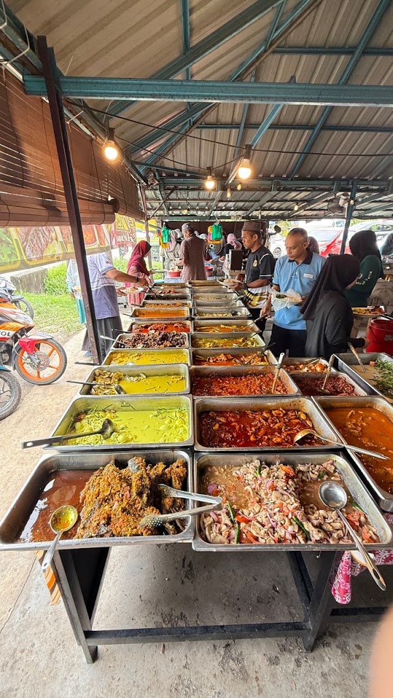 Trays of kampung-style dishes along the food counter at Kak Faizah Selera Kampung.