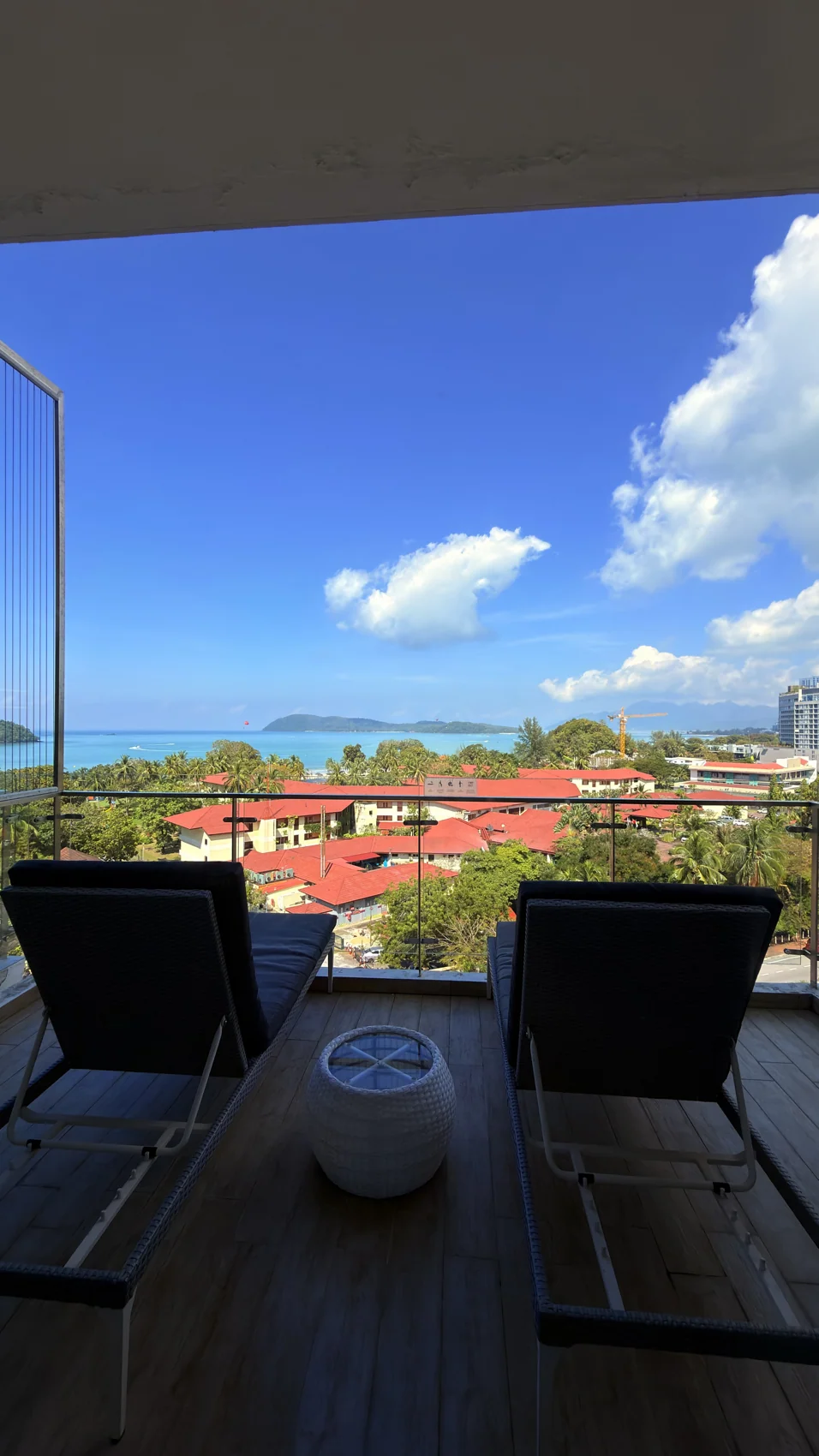 Balkoni Aloft, dengan pemandangan ke arah laut melepasi kawasan hotel di hadapan.