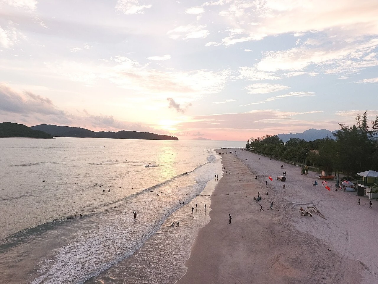 Warna petang di Pantai Cenang.