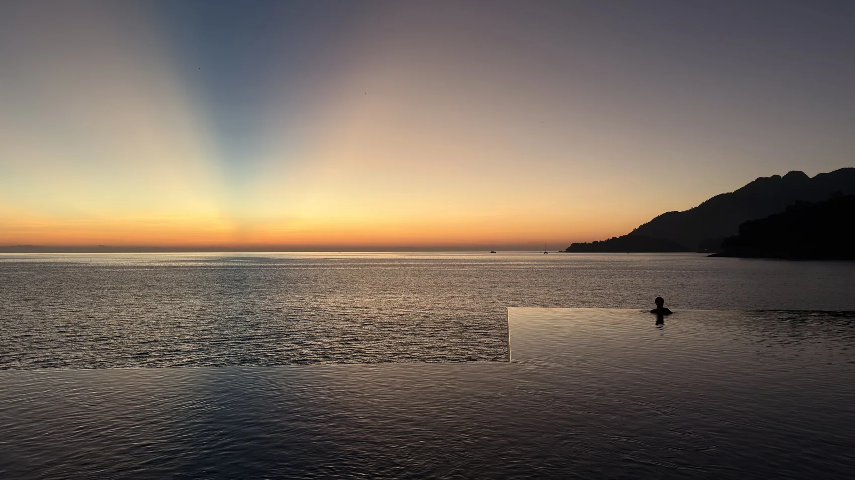 Langit jingga dan ungu di atas laut ketika sunset di Horizon Pool.