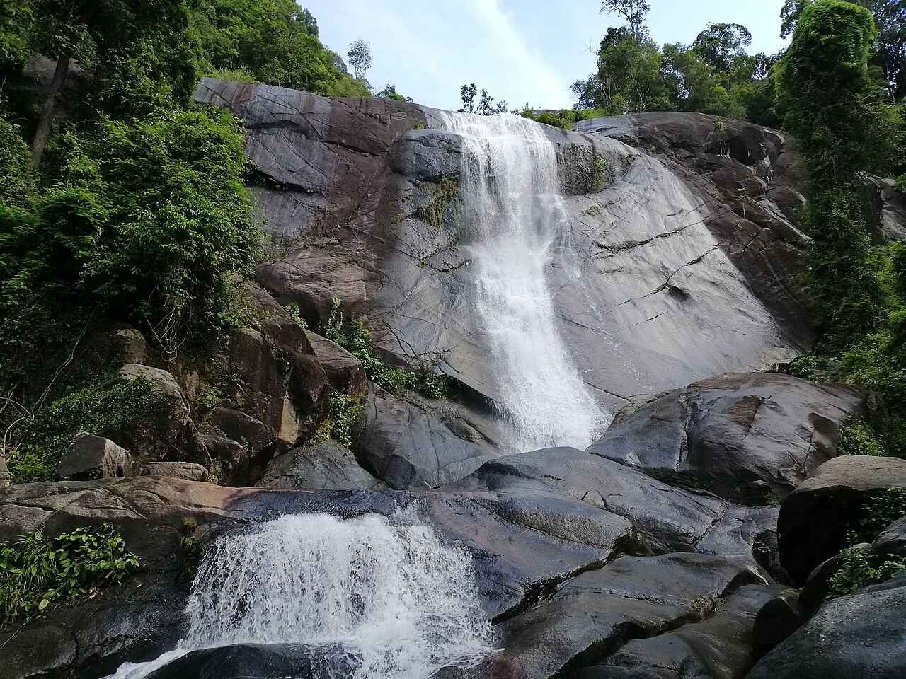 Air mengalir menuruni permukaan batu di Telaga Tujuh; kawasan air terjun dan kolam di bahagian atas memerlukan laluan yang berbeza.