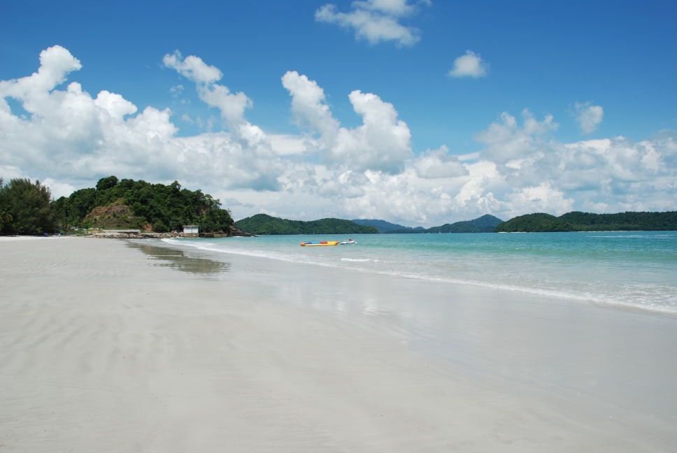 Pantai Tengah menghadap laut di bahagian barat daya pulau, di selatan Cenang.
