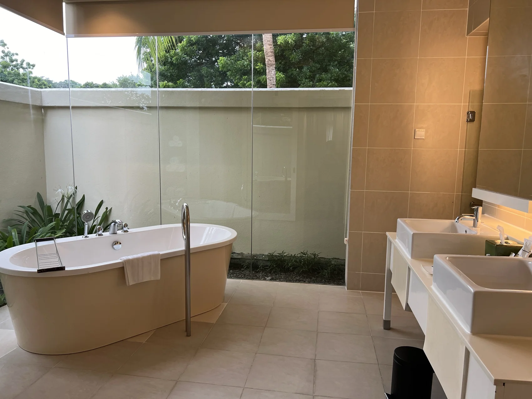 Bilik air villa Westin, dengan bathtub berasingan di sisi ruang bertanam.