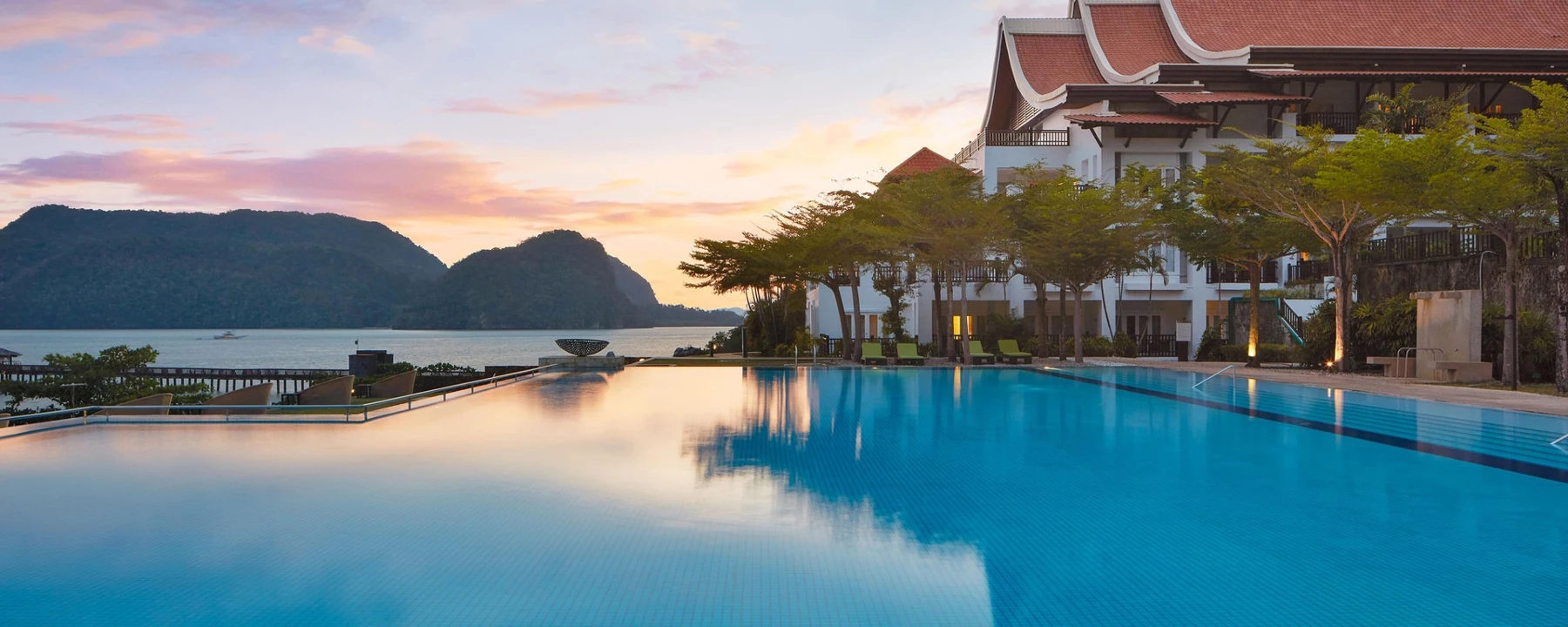 Infinity pool di Westin pada penghujung hari.