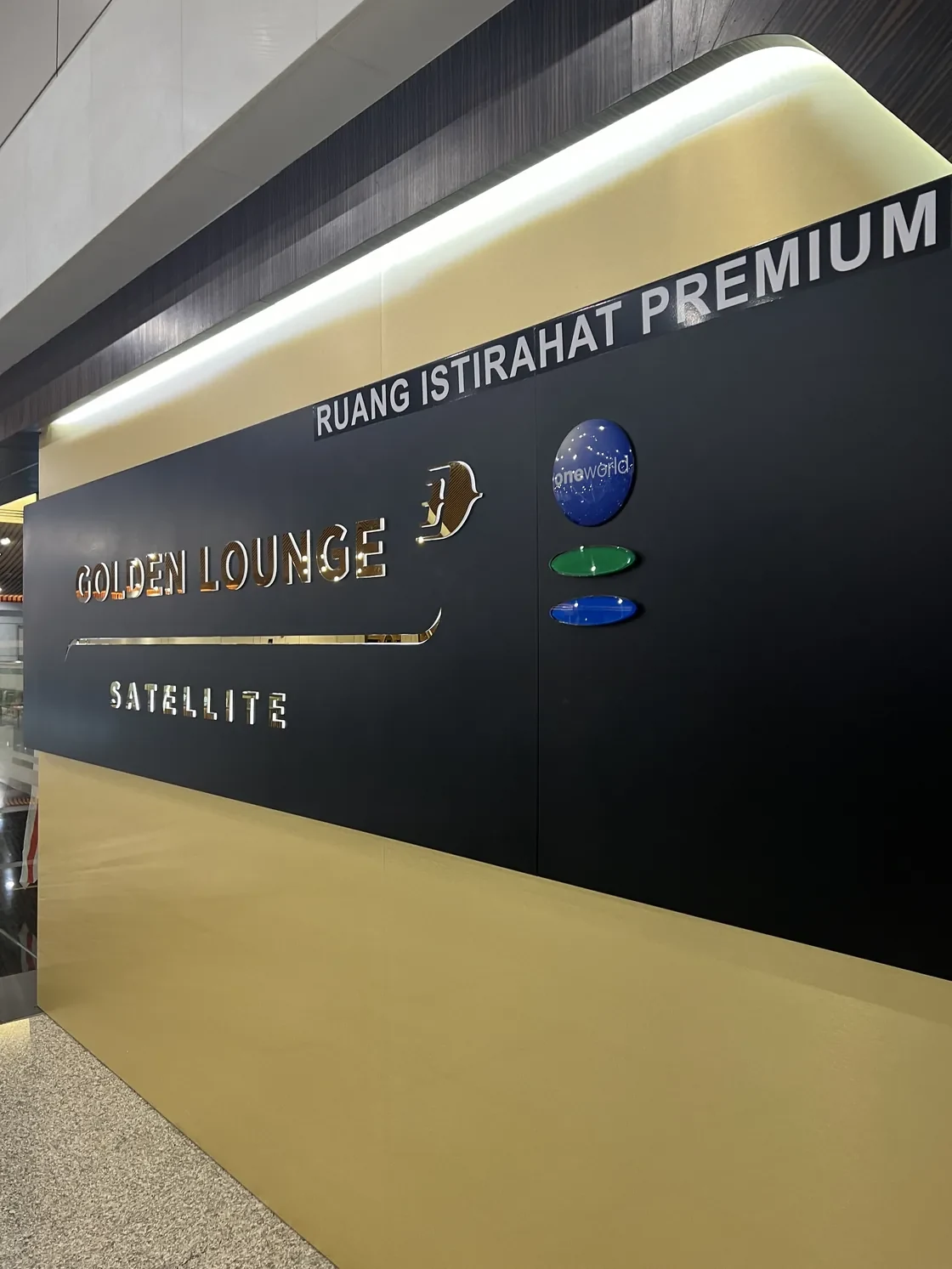 Malaysia Airlines’ Golden Lounge Satellite sign at KLIA Terminal 1.