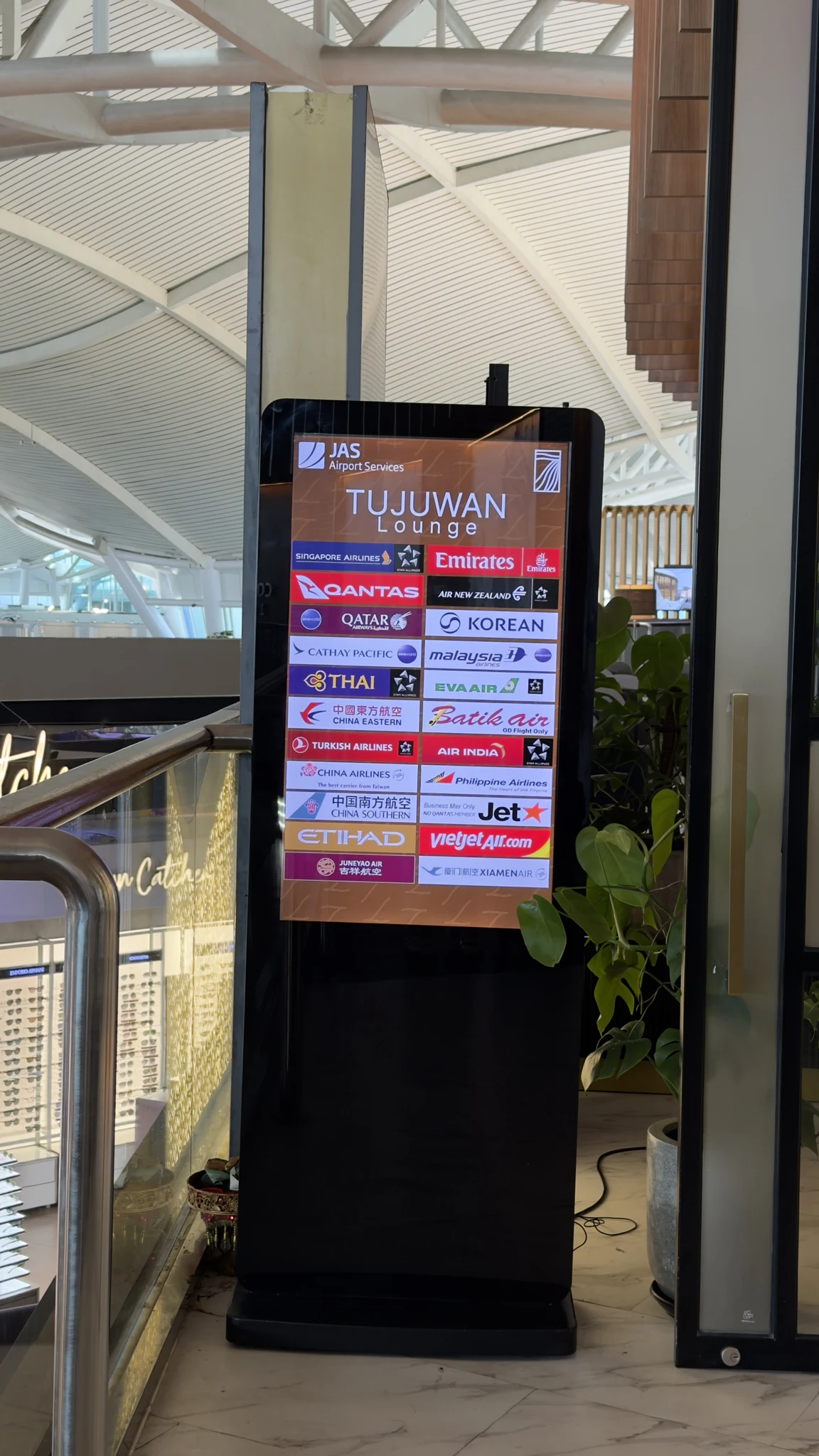 Tujuwan Lounge sign at Bali’s Ngurah Rai Airport showing participating airlines, including Malaysia Airlines.