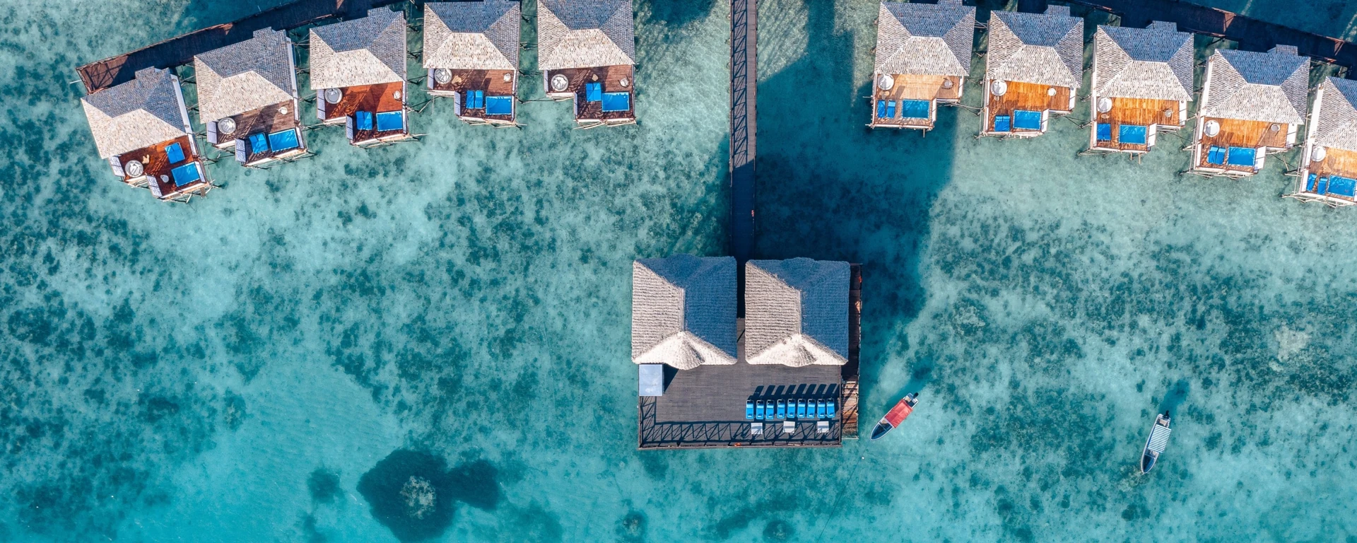 Banglo atas air biru kehijauan, daripada kempen Marriott Bonvoy More at Resorts
