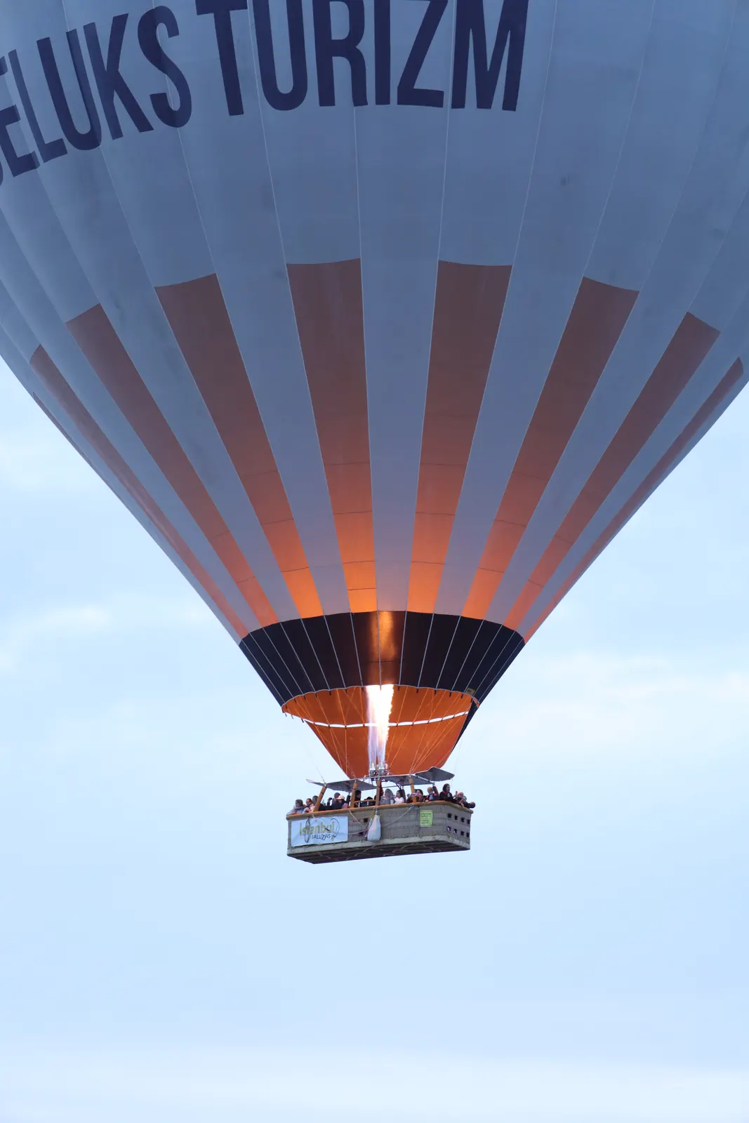 Belon udara panas naik di langit Cappadocia