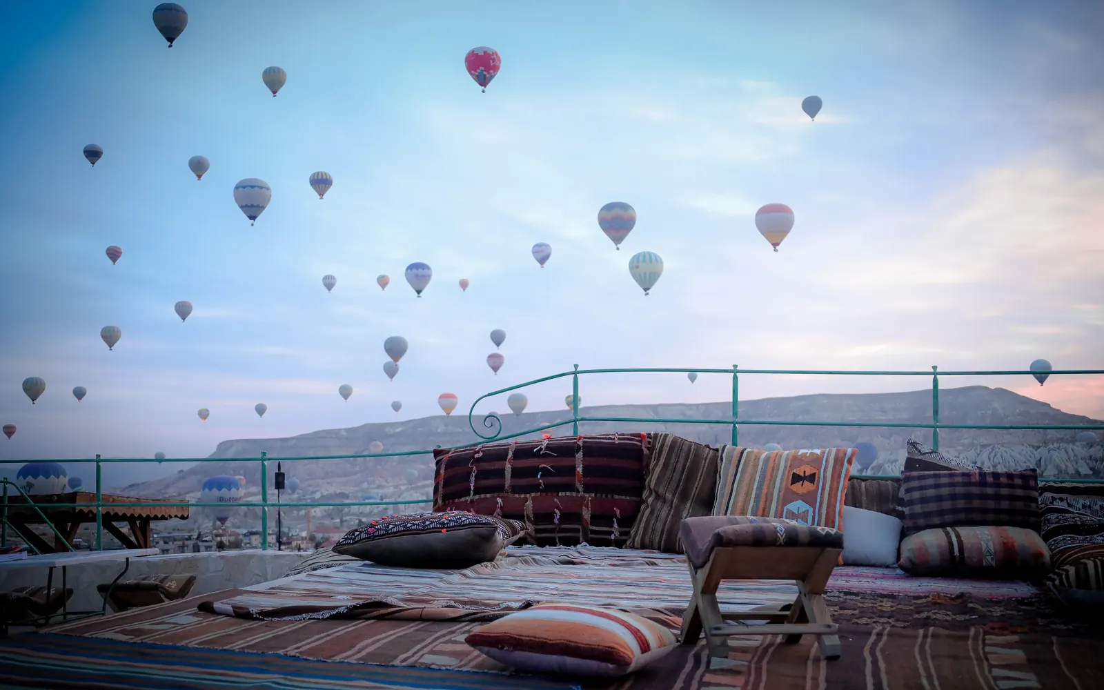Belon udara panas di atas teres bumbung di Cappadocia waktu matahari terbit