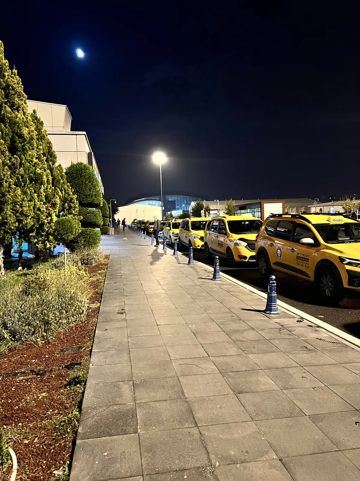 Bahagian luar airport Kayseri pukul 3 pagi dengan teksi berbaris