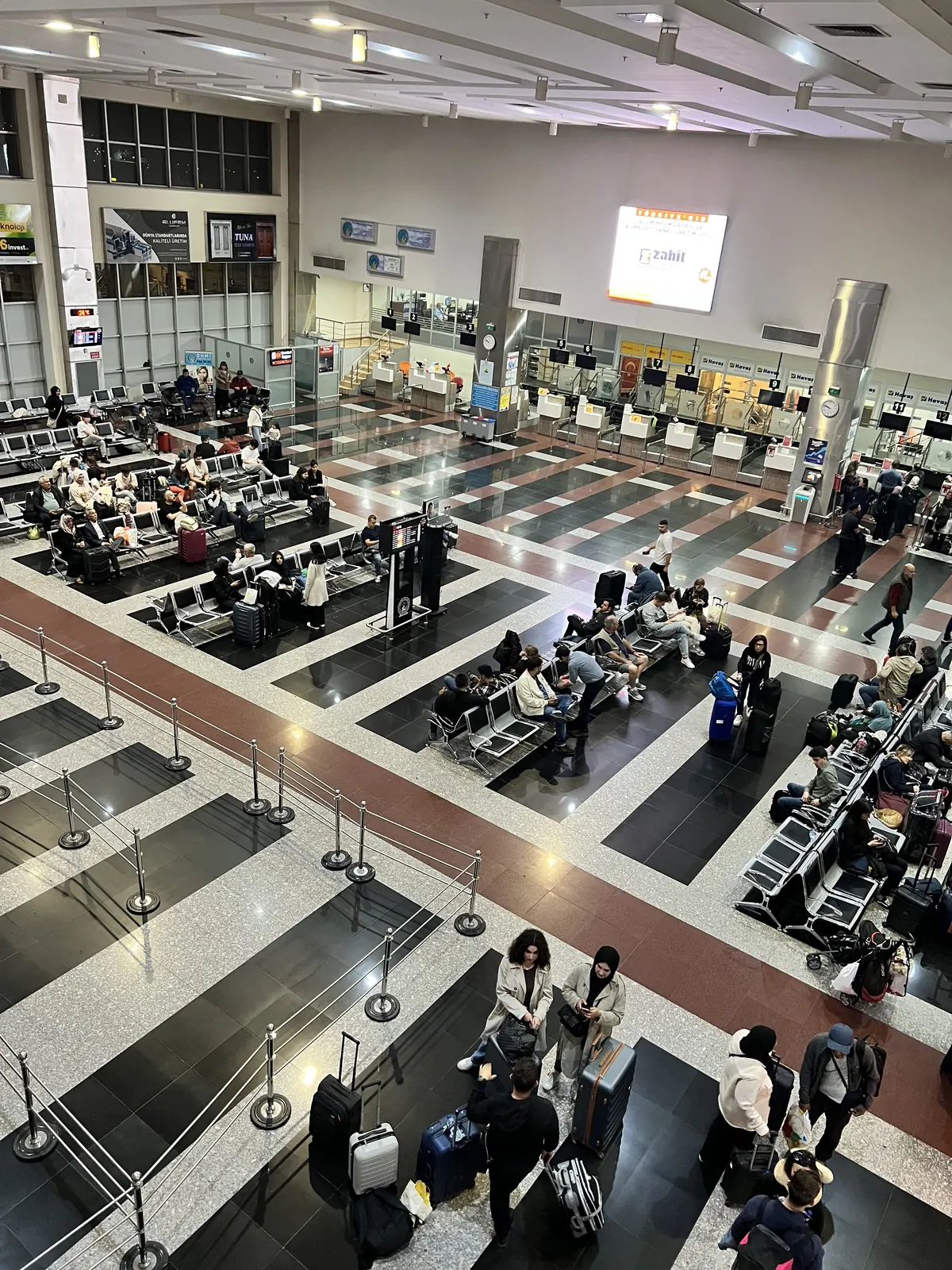 Penumpang menunggu semalaman di dewan berlepas airport Kayseri