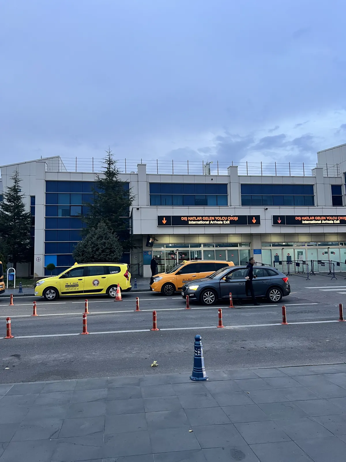 Bangunan terminal airport Kayseri waktu subuh dengan teksi kuning