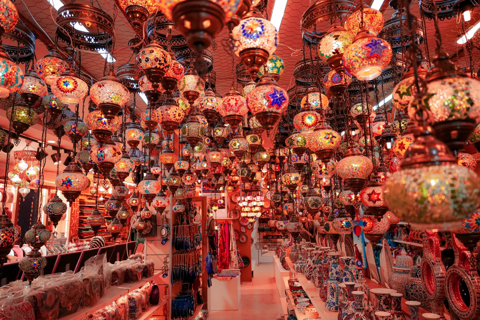 Kedai penuh dengan lampu mozek Turki berwarna-warni